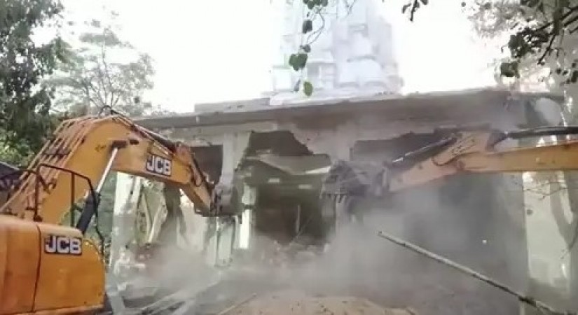 36 लोगों की जान लेने वाली बावड़ी पर चला बुलडोजर, मलबे से भरी गई